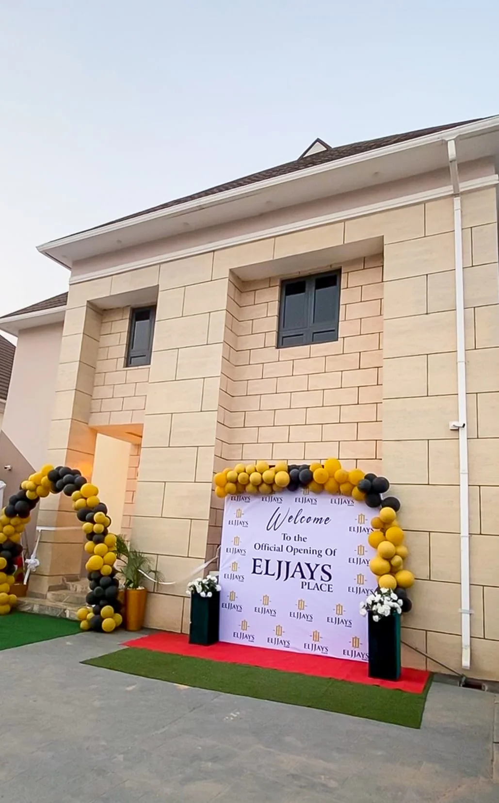 Eljjays Hotel