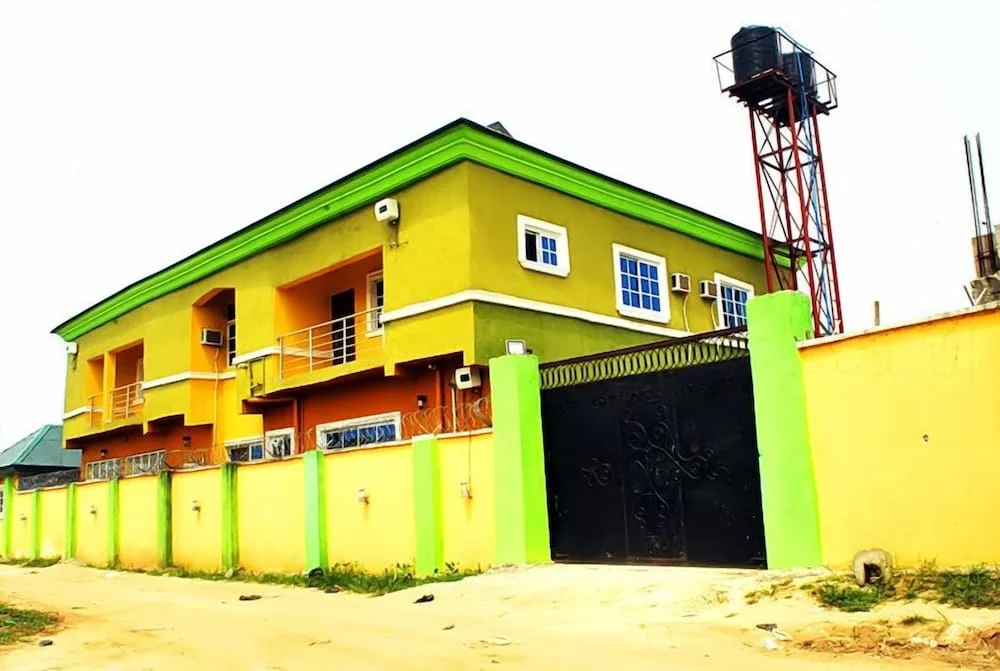 Intelligent plus hotel and suites