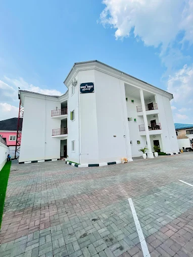 De white house short let apartment
