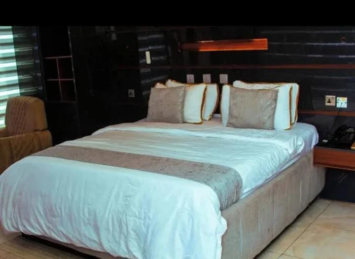 GLASS TOP LOUNGE