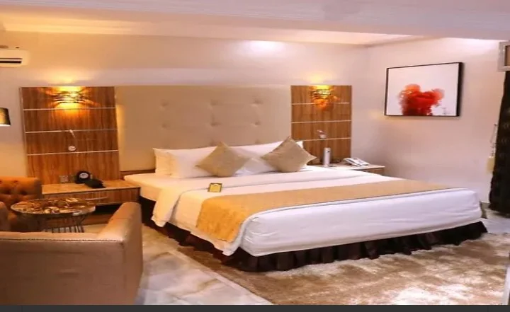 DELUXE ROOM