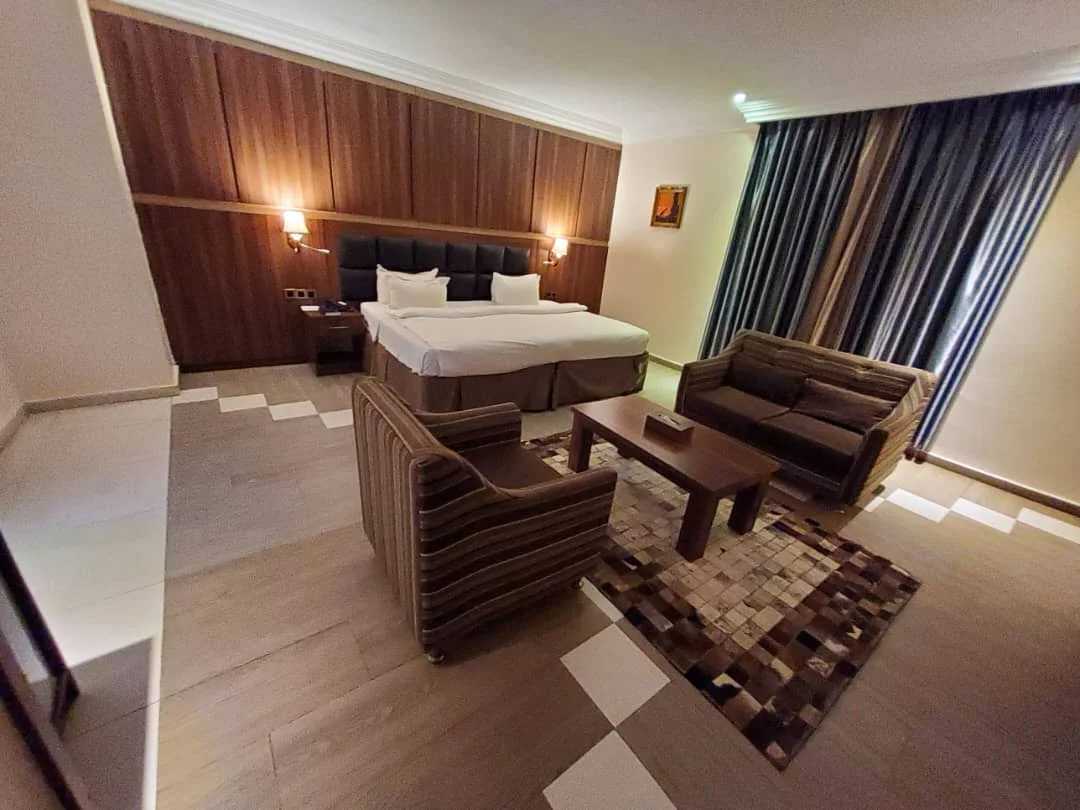 EXECUTIVE  ROOMS
